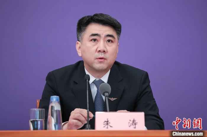 3月16日,中国民用航空局飞行标准司司长朱涛在北京表示,为有效防止境外疫情输入,中国民航局将航班风险划分为高、中、低三个等级,根据不同等级采取不同的防控措施。当天,中国国务院联防联控机制举行新闻发布会,介绍依法防控新冠肺炎境外疫情输入有关情况。中新社记者 贾天勇 摄  民航局:将航班分为高中低三个风险等级 精准防控
